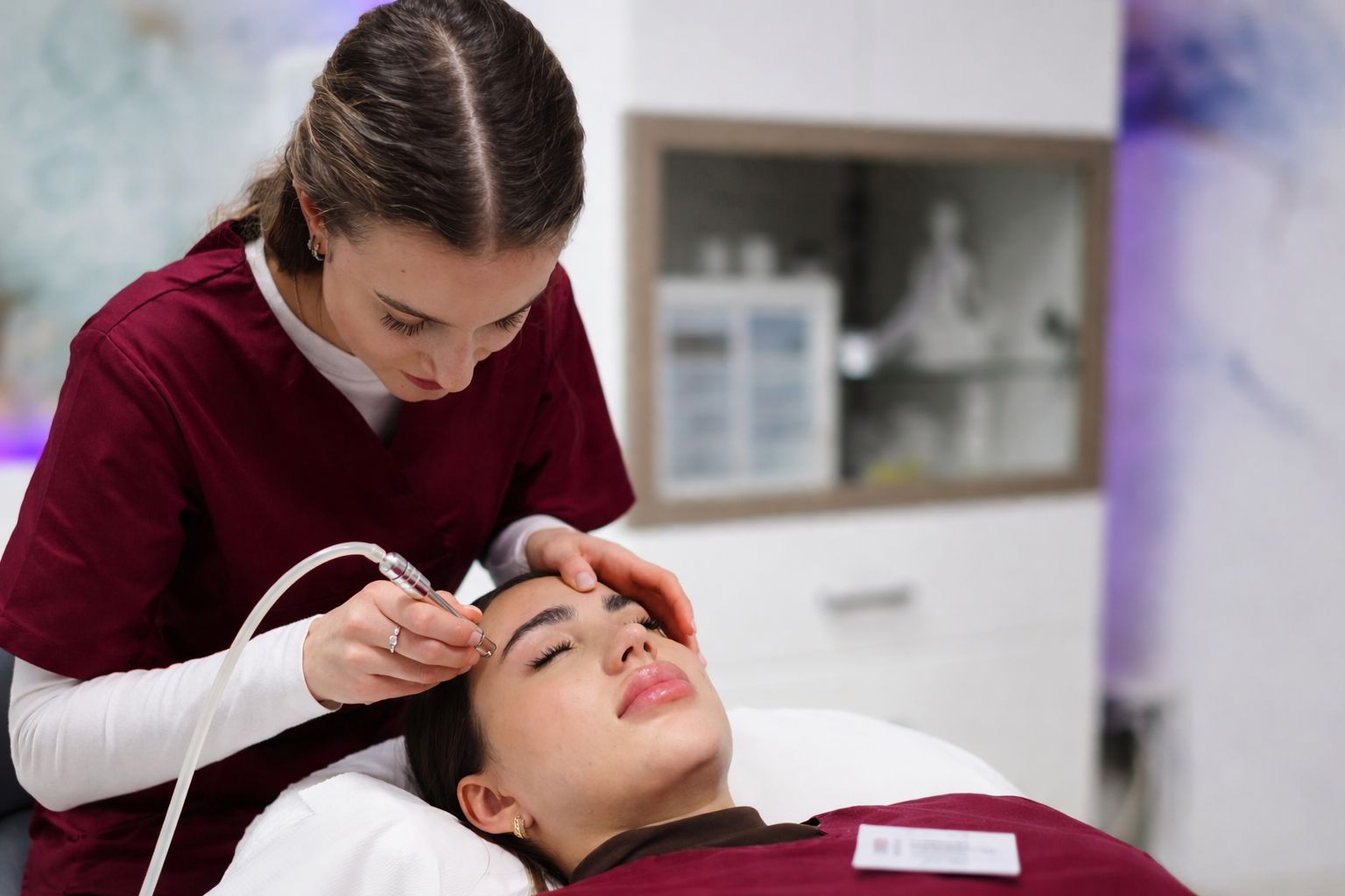 Kosmetikerin bei einer Microdermabrasion Behandlung im Kosmetikstudio Cosmedi in Wien 1020