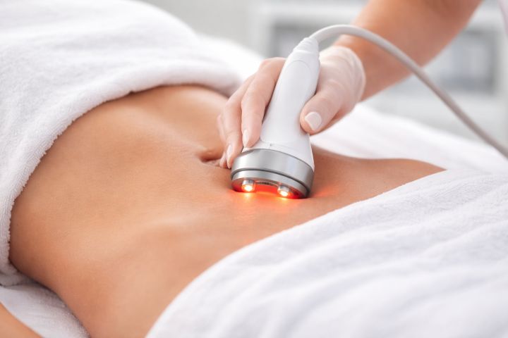 Radiofrequenz Körperbehandlung in Wien: Nahaufnahme des RF-Geräts zur Straffung und Cellulite-Reduktion